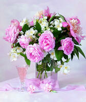 Без бренда «Нежный букетик с розами и настойка» в Волжском в интернет-магазине Без бренда «Нежный букетик с розами и настойка» в Волжском