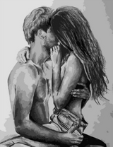 Страстный поцелуй полуобнаженной пары