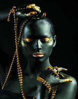 Без бренда «Девушка в черно-золотом макияже» в Волжском