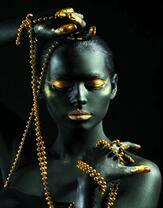 Без бренда «Девушка в черно-золотом макияже» в Волжском