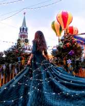 Девушка в платье на зимней площади